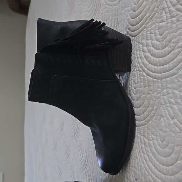 Clarks black ankle boot with fringe - Picture 3 of 7